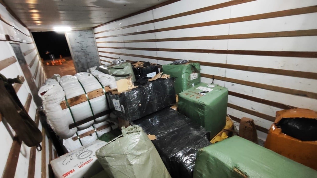 PRF apreende mercadorias estrangeiras em Água Clara; produtos seguiam para SP