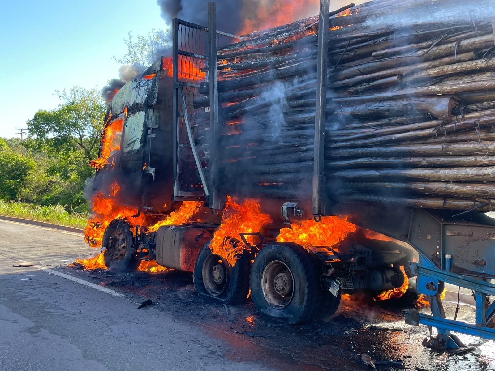Caminhão de eucalipto pega fogo e BR-158 é totalmente interditada