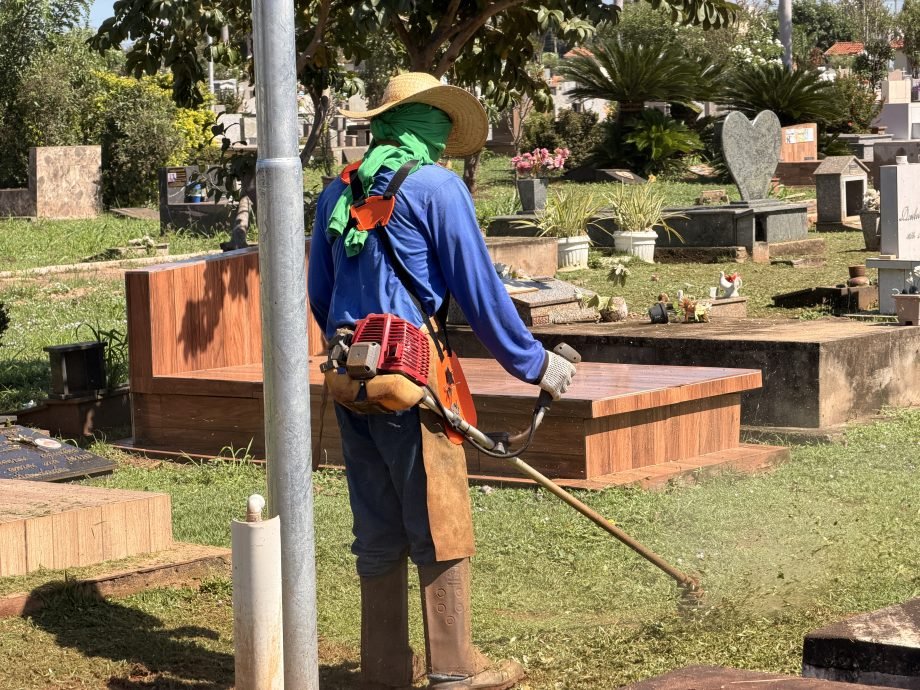 Cemitério Municipal de Três Lagoas recebe manutenção para o Dia de Finados