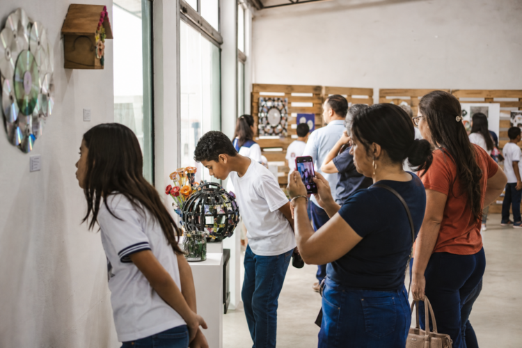 Exposição Arte que Renasce traz reciclagem de CDs e entrega do Núcleo de Artes