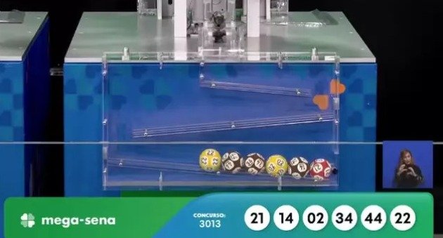 Mega-Sena sorteia dezenas e prêmio de R$ 10,3 milhões atrai apostadores em todo o país.