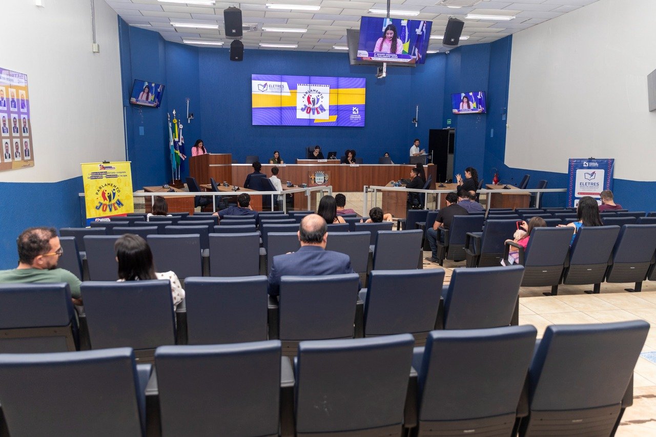 Parlamento Jovem aprova cinco projetos e empossa novo vereador em Três Lagoas