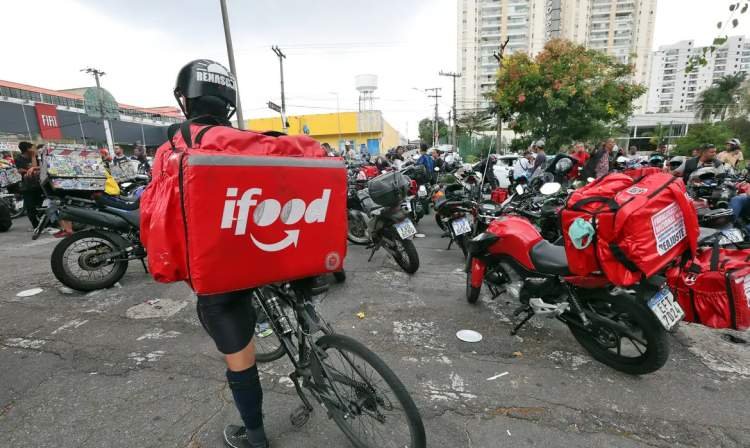 Brasil registra quase 2 milhões de trabalhadores por aplicativos em 2025, aponta IBGE