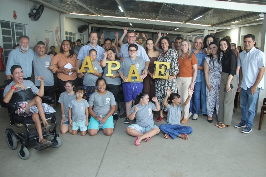 Prefeitura de Três Lagoas realiza entrega de micro-ônibus e alimentos para APAE