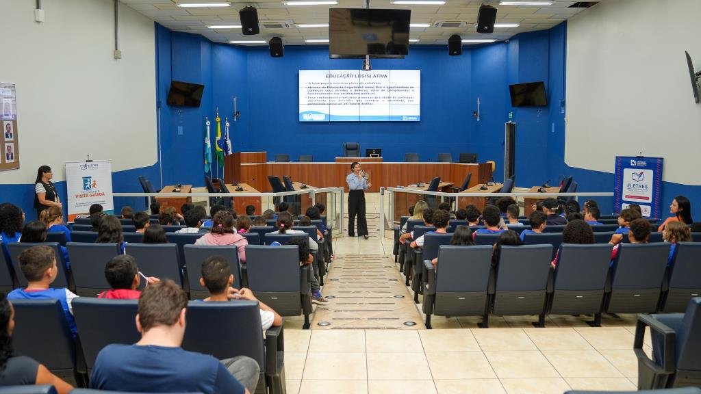 Alunos da Escola Filinto Muller Participam de Visita Guiada e Acompanham Sessão na Câmara