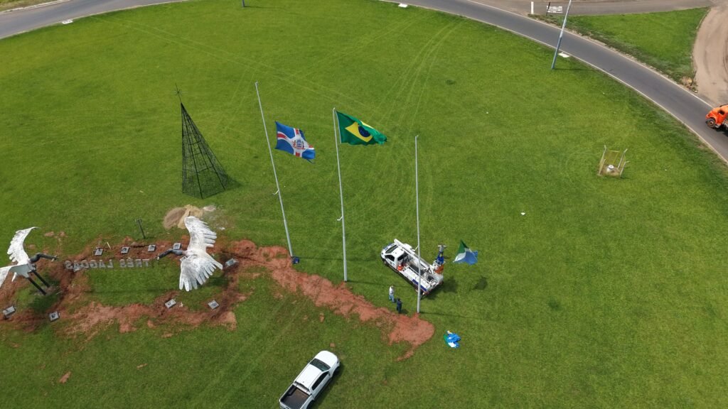 Rotatória de Três Lagoas recebe novas bandeiras e troca total termina na segunda