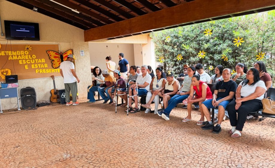 Usuários e familiares participam no CAPS AD do encerramento do Setembro Amarelo