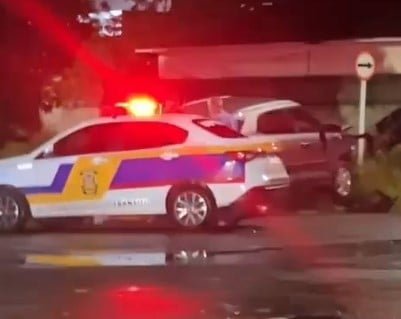 Batida entre carro e veículo de gás deixa dois motoristas feridos
