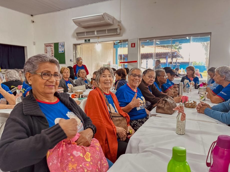 Serviço de Convivência Tia Nega promove evento inspirado nos anos 60