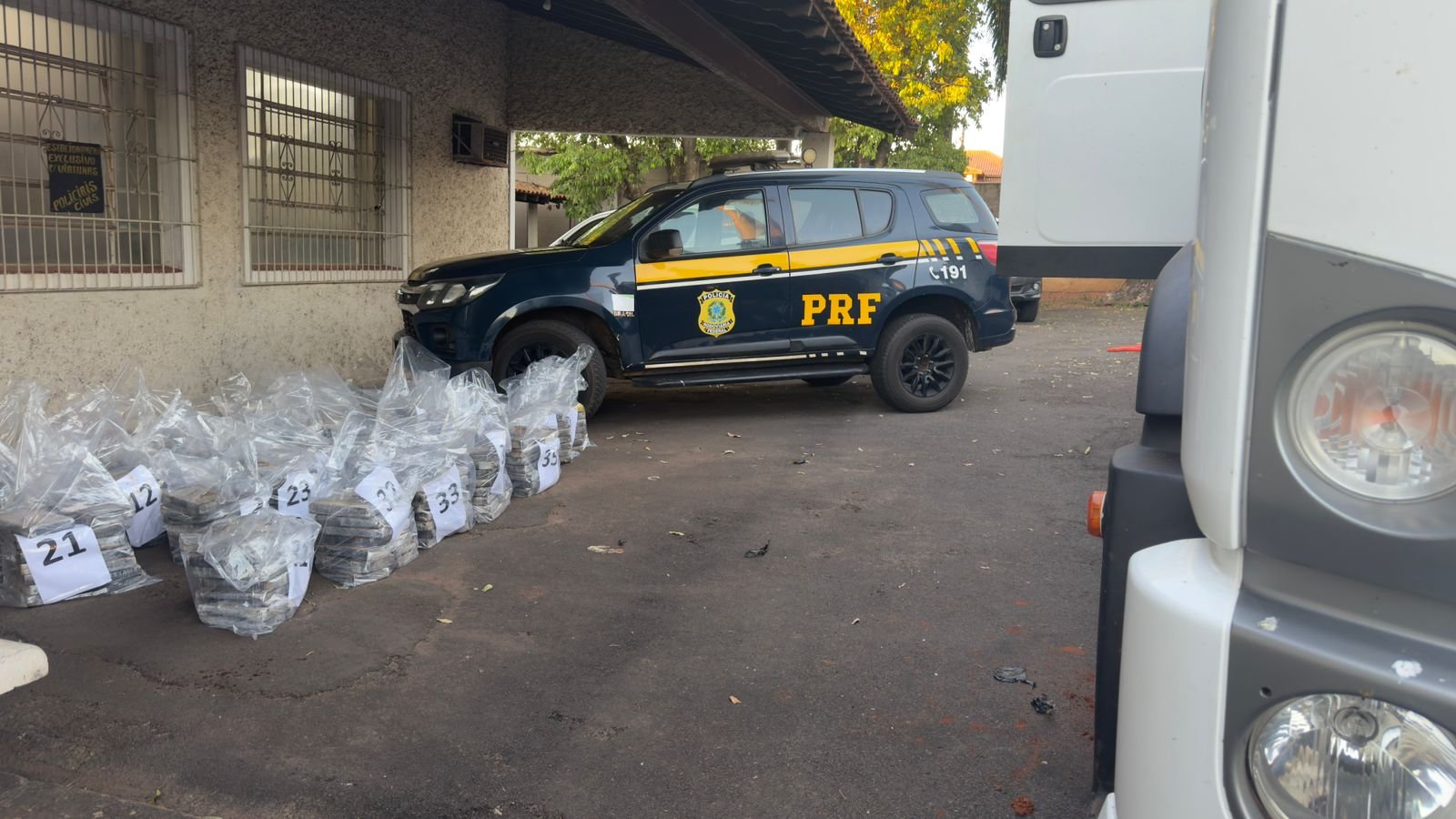 PRF de Três Lagoas intercepta mais de meia tonelada de cocaína durante operação conjunta na SP-563 em Tupi Paulista