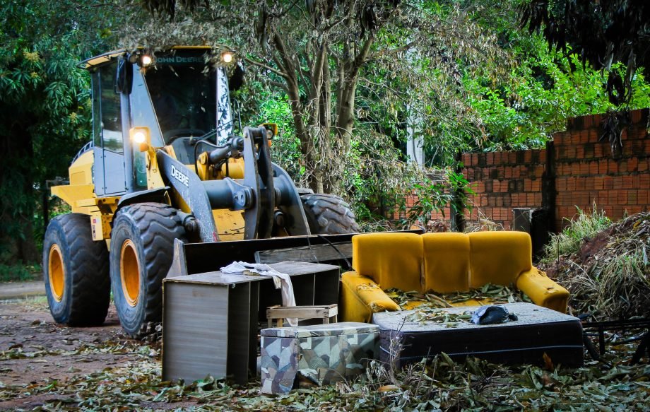 Ação de limpeza intensifica combate a descarte irregular de resíduos no Bairro Santa Luzia e expande pelo município