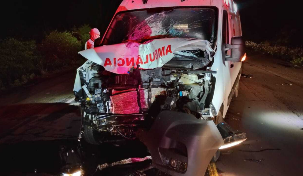 Motociclista de 30 anos morre em colisão frontal com ambulância em Terenos