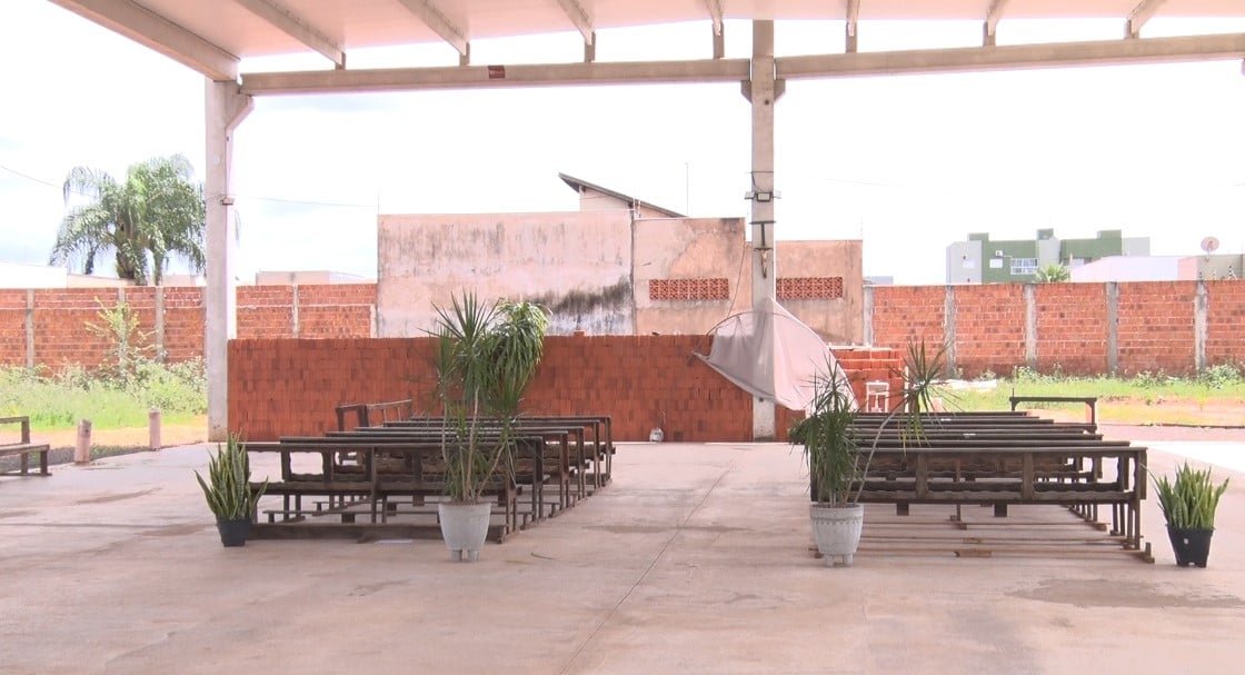 Bazar no Jardim dos Ipês vende peças por até R$ 10 para obras da Sagrada Família