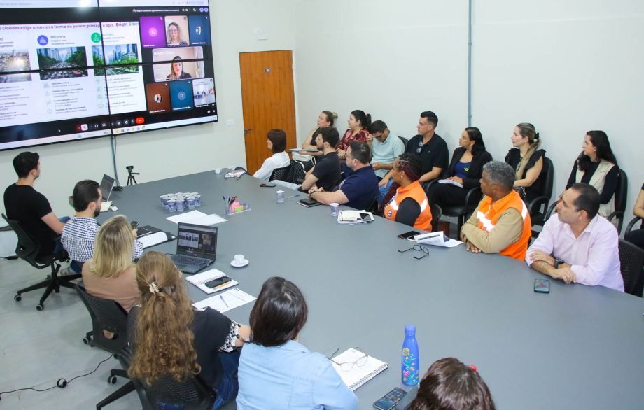 Servidores municipais participam de capacitação sobre Cidades Inteligentes e Sustentáveis