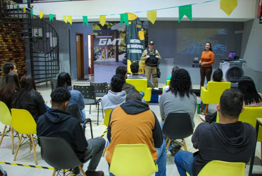 Segurança no trânsito é tema de palestra do DEPTRAN em empresa do município