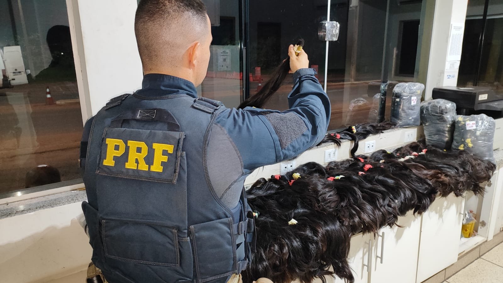 PRF apreende 59 kg de cabelos humanos sem documentação em Água Clara, MS