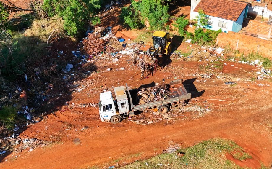 Prefeitura de Três Lagoas intensifica limpeza de bueiros e faz apelo à comunidade sobre descarte correto de resíduos