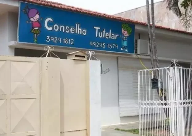 Perseguição e prisão após denúncia de crianças sozinhas em casa