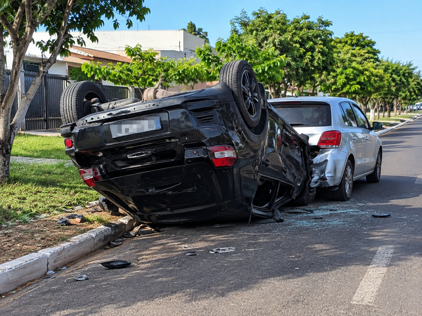 Carro capota na rua Egídio Thomé após batida contra veículo estacionado