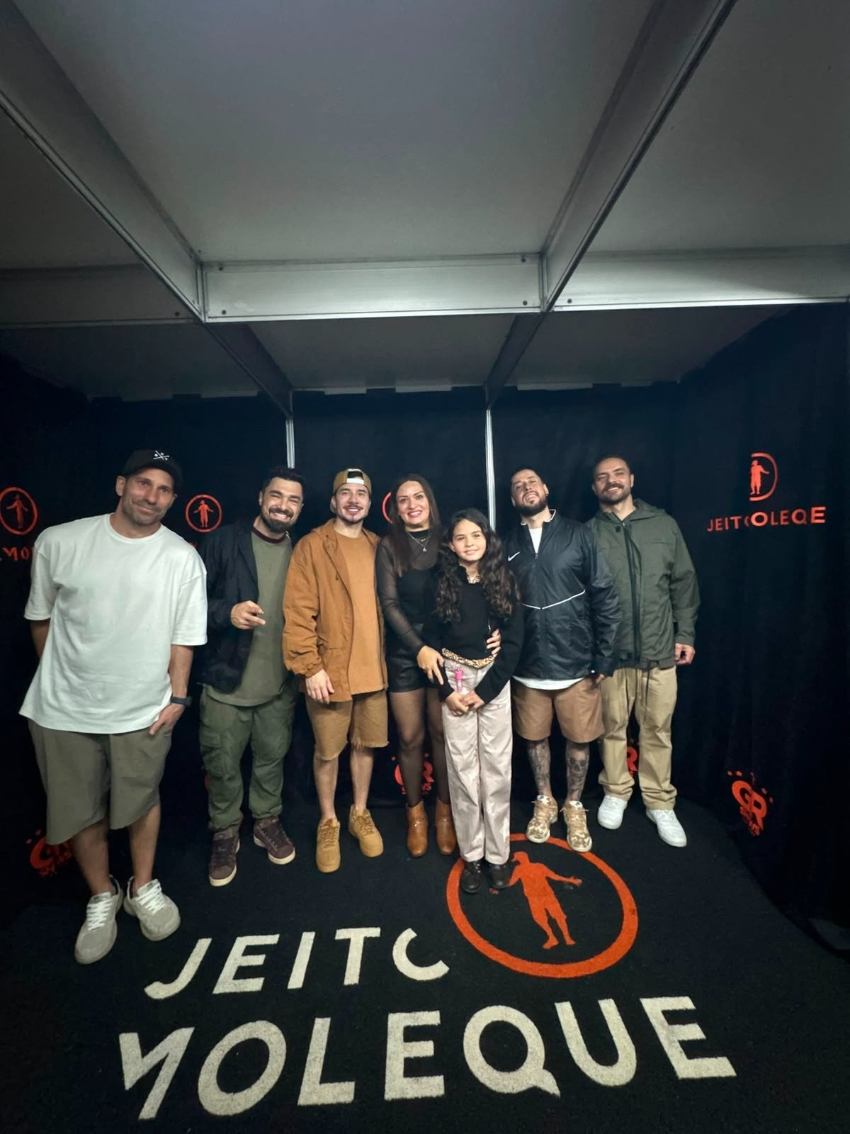 Rádio Caçula leva cinco ouvintes aos camarins do Grupo Jeito Moleque depois de show na Festa do Folclore