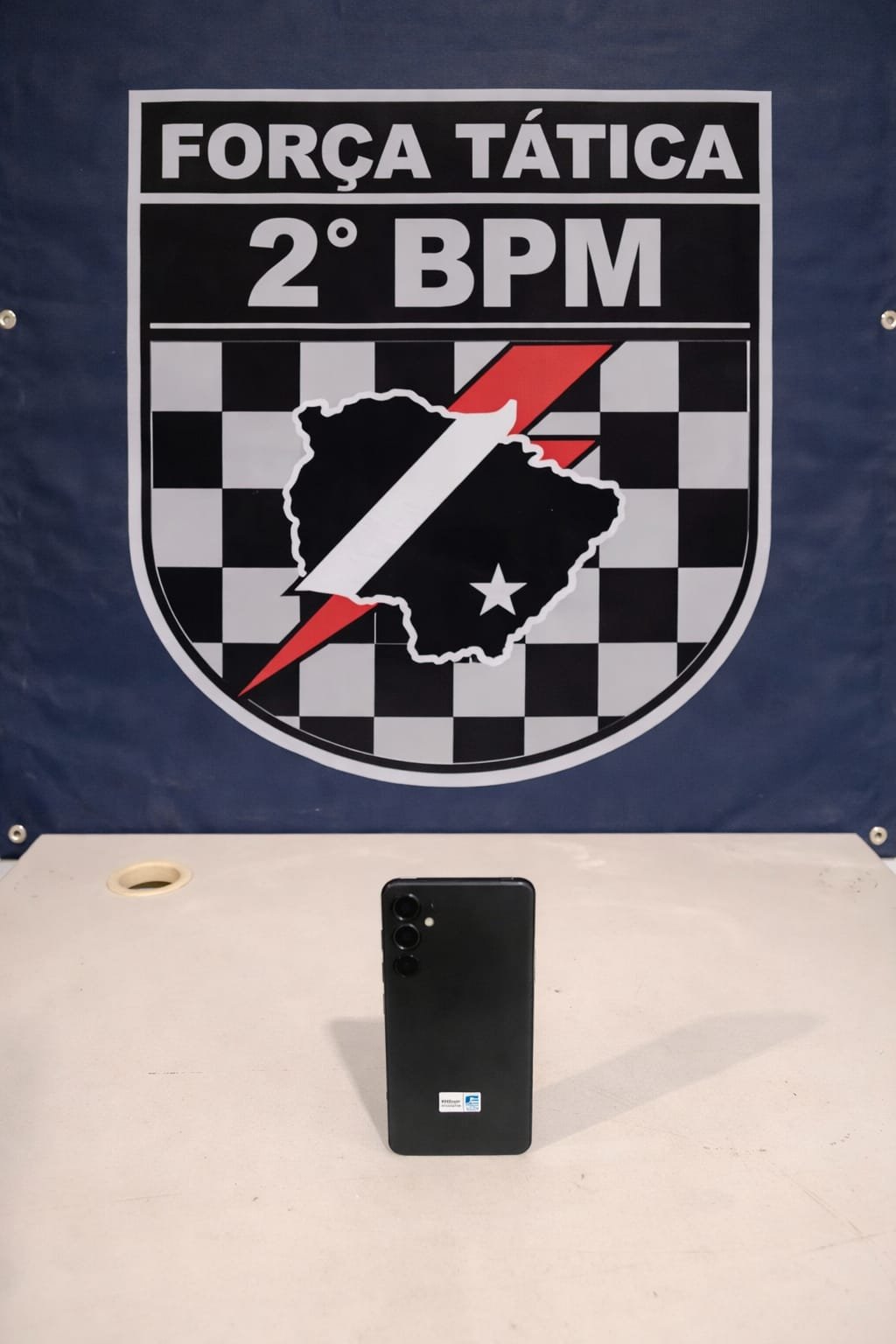 Casal é detido após agredir vítima com copo e roubar celular em Três Lagoas