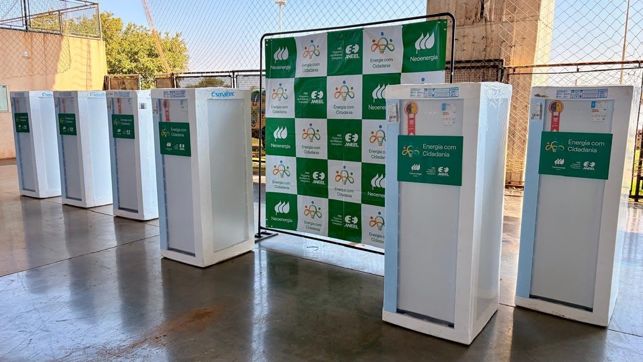 880 refrigeradores novos são entregues a famílias de baixa renda pela Neoenergia Elektro