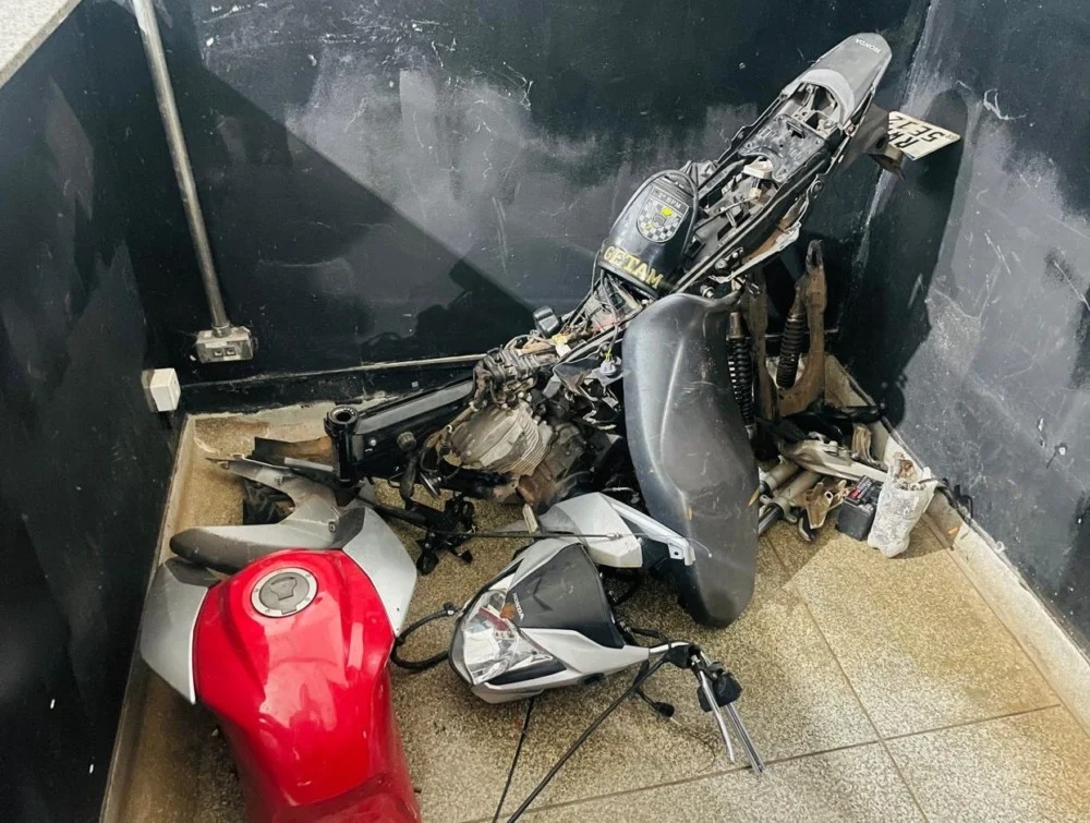 Adolescente apreendido e jovem preso após Polícia Militar recuperar moto desmontada em Três Lagoas