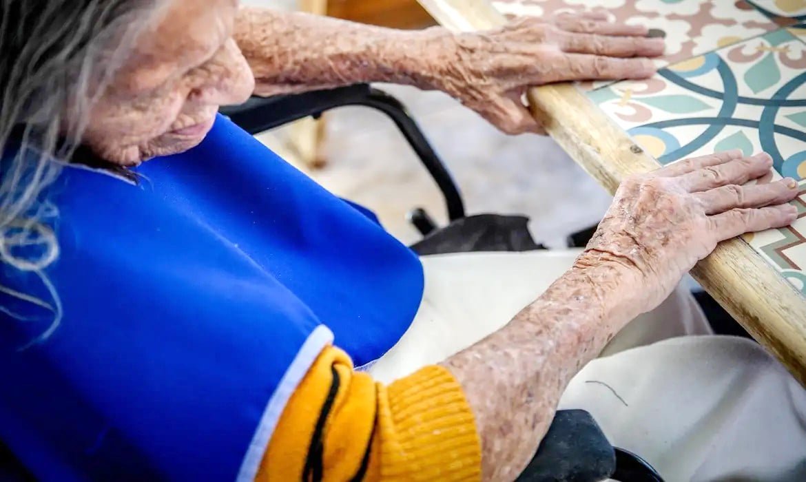 Fevereiro Roxo e Laranja: campanha conscientiza sobre Alzheimer, lúpus e outras doenças crônicas