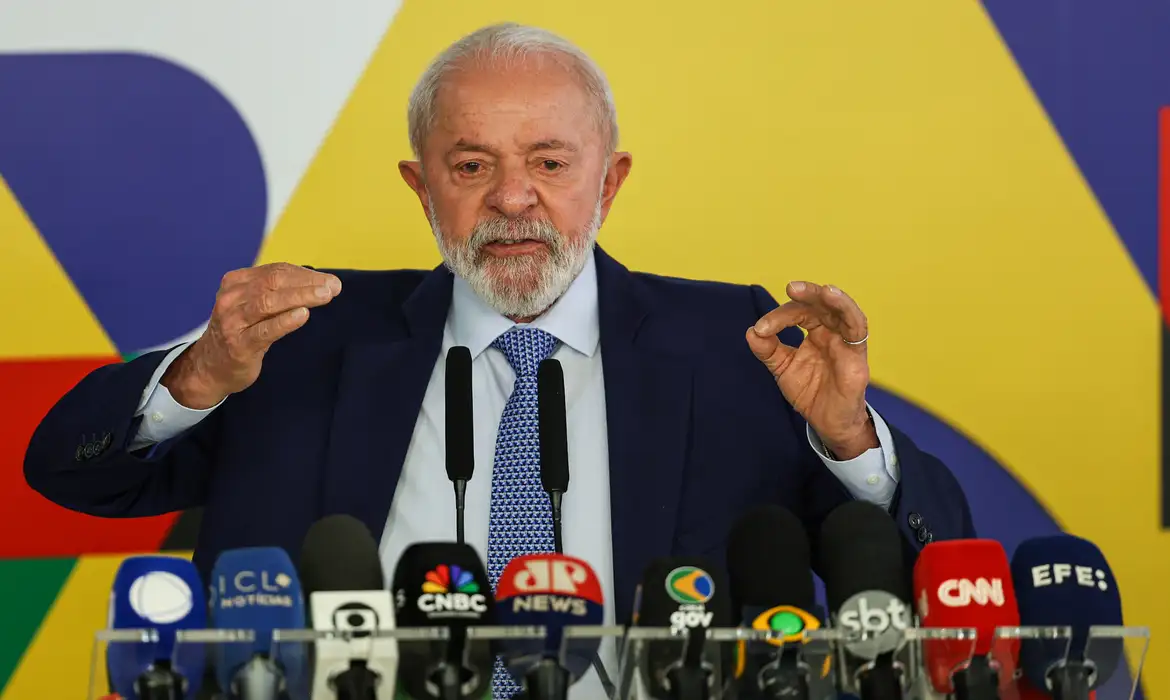 Luiz Inacio Lula da Silva vence o segundo turno e conquista o quarto mandato presidencial
