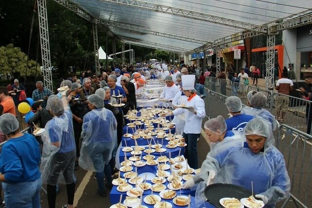 Bolo gigante de 800 quilos desaparece em apenas 40 minutos no aniversário de Campo Grande