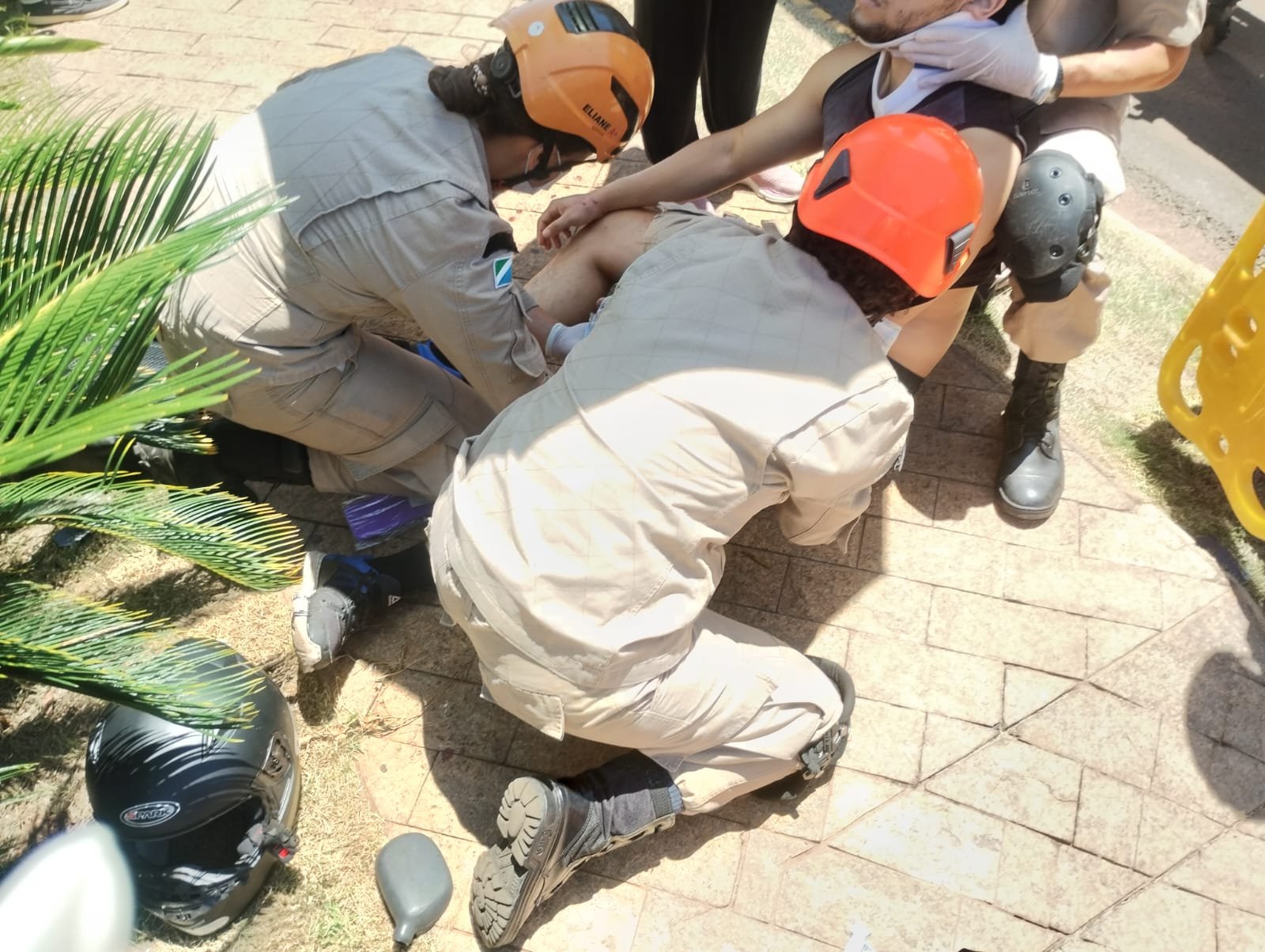Jovem fica ferido após colisão entre carro e moto em avenida central de Três Lagoas
