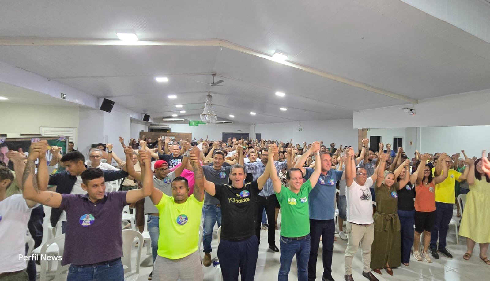 Cerca de 400 pessoas participam de ato político com Coronel David
