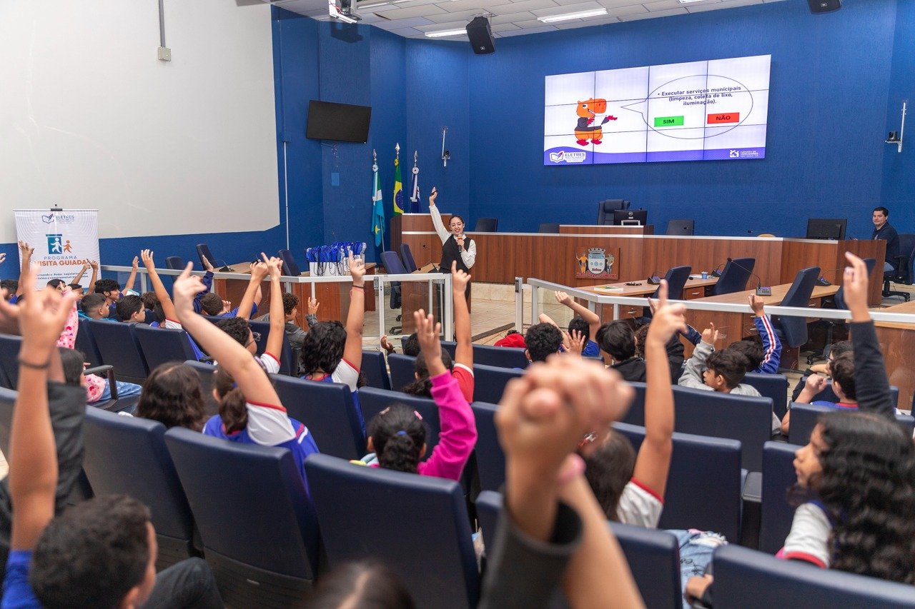 Cerca de 30 estudantes da Escola Municipal Maria Eulália conhecem a Câmara