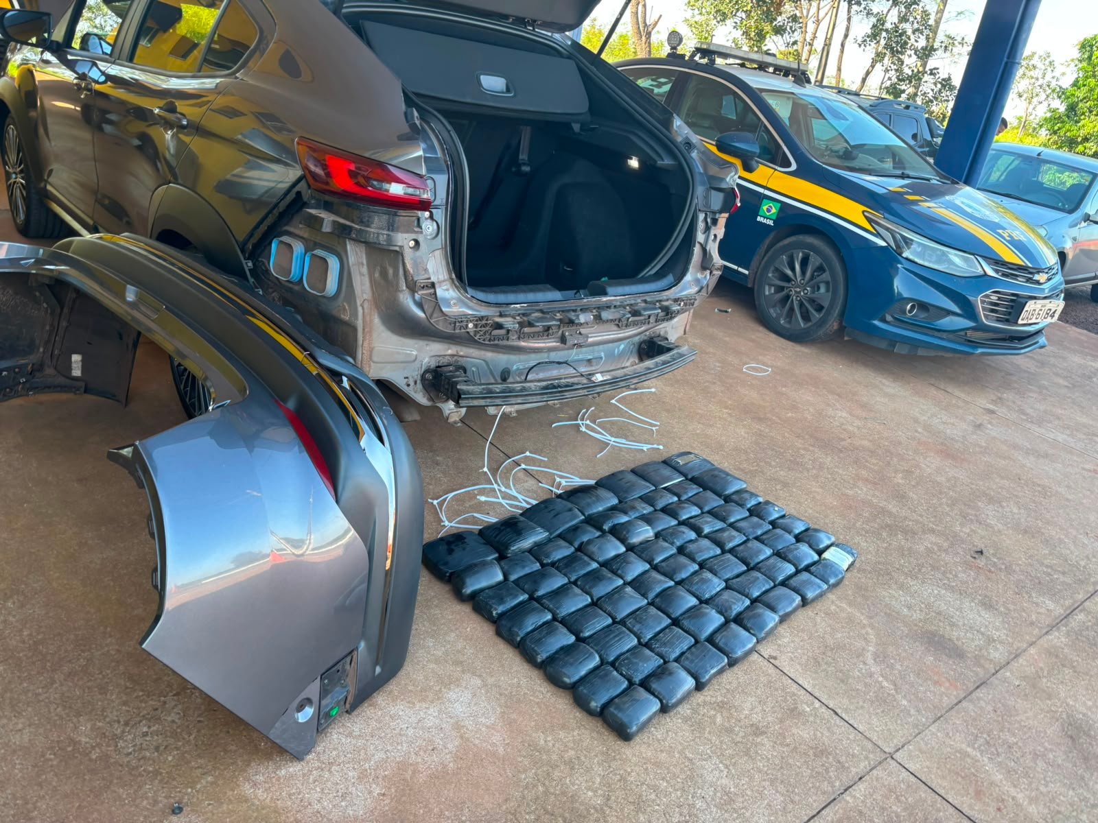 PRF e DENAR da Polícia Civil interceptam mais de 41 kg de haxixe escondidos em carro na BR-262, em Três Lagoas