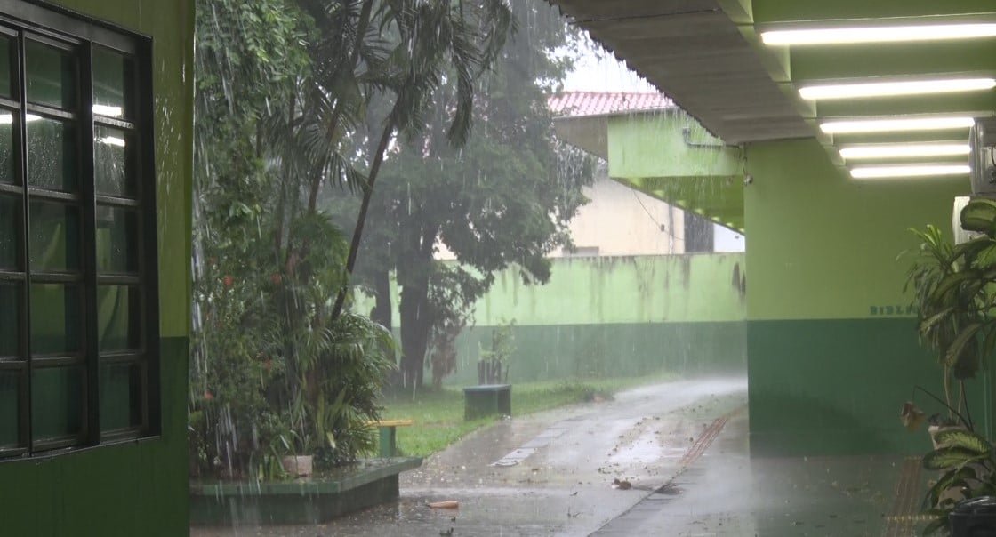 Tempestade com ventos de mais de 60 km/h surpreende eleitores em Três Lagoas