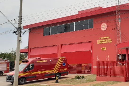 Carro com casal e duas crianças capota na BR-262 em Três Lagoas