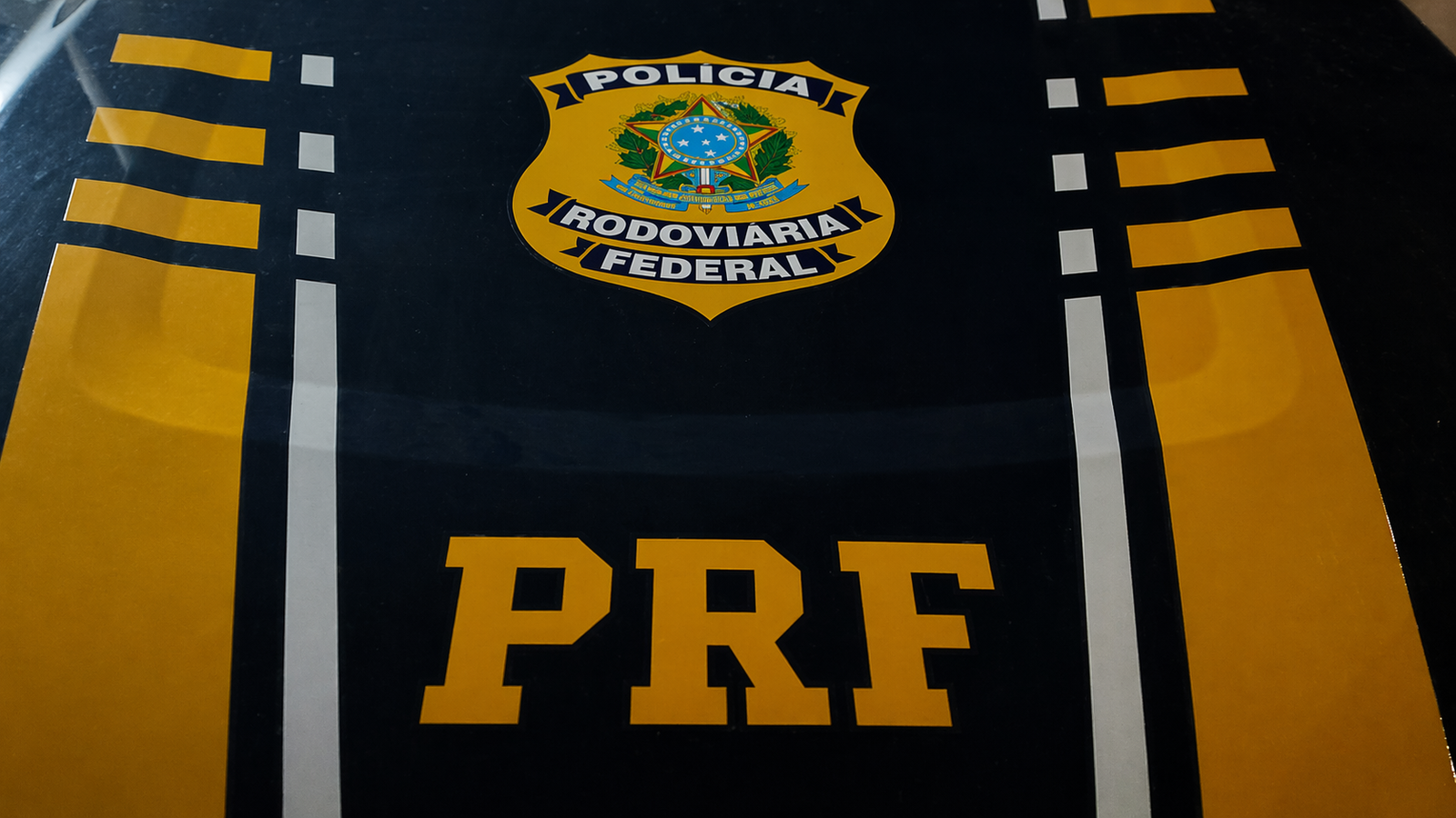 PRF apreende 6,3 kg de skunk e drogas sintéticas em carro de aplicativo na BR-262 em Três Lagoas