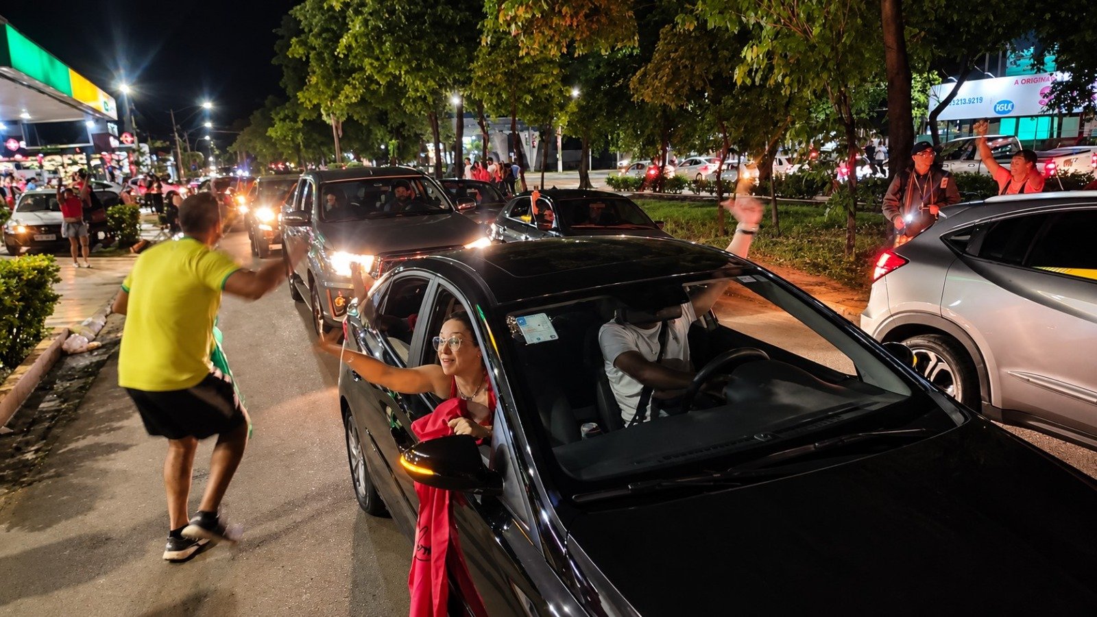 Apoiadores comemoram na Avenida Filinto Müller a reeleição de Lula