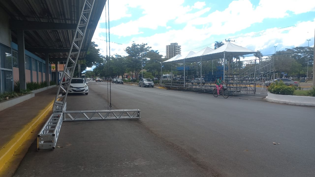 Estrutura para o desfile de 111 anos já transforma o Centro de Três Lagoas