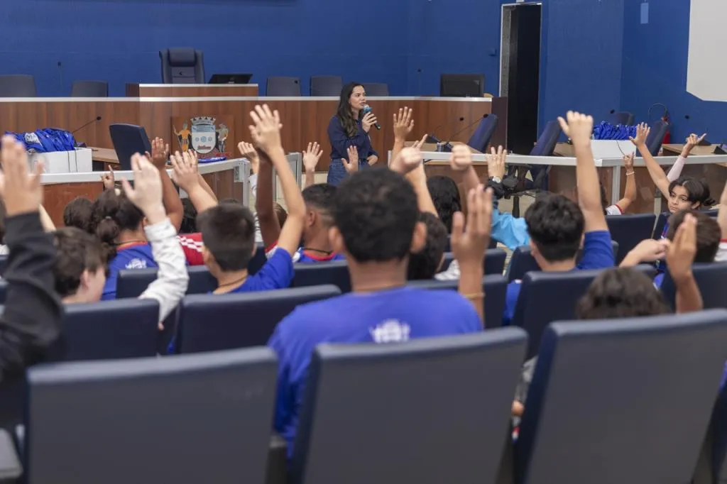 60 alunos da Escola Municipal Presidente Medici visitam a Câmara de Três Lagoas