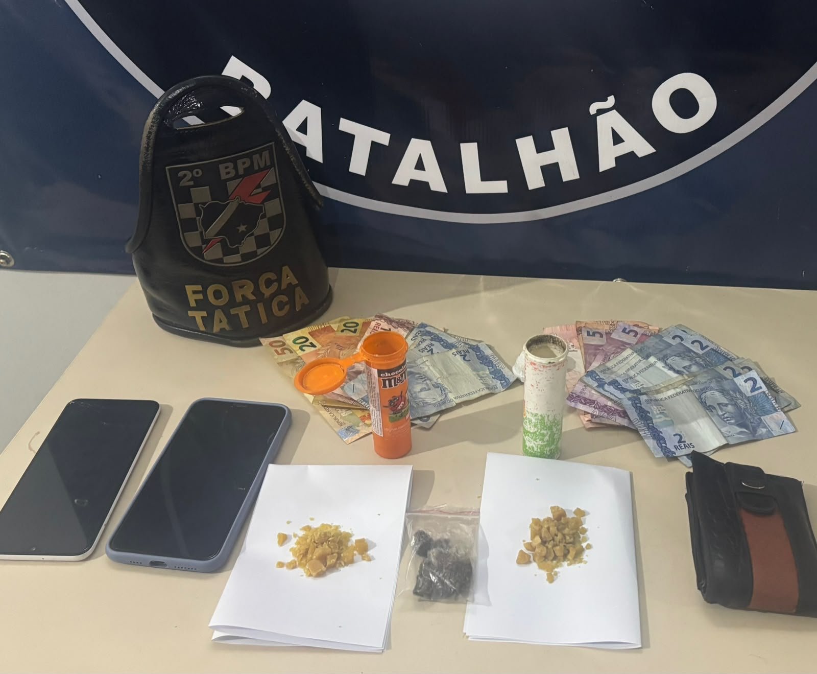 Tráfico de drogas resulta em duas prisões pela Força Tática na Vila Piloto