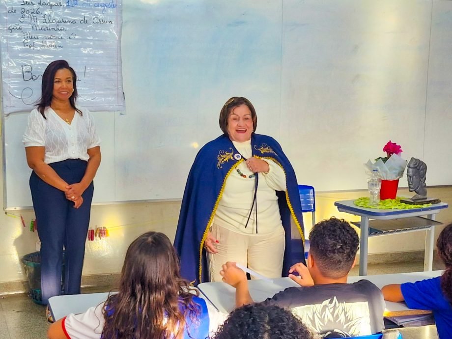 Mestranda da UFMS conduz projeto de poesia na Escola Flausina de Assunção Marinho