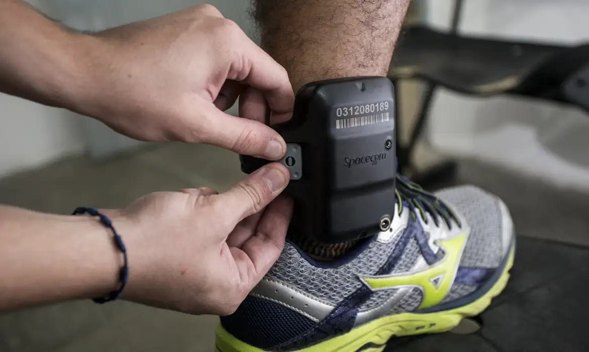 Câmara dos Deputados aprova obrigatoriedade de tornozeleira para agressores de mulheres