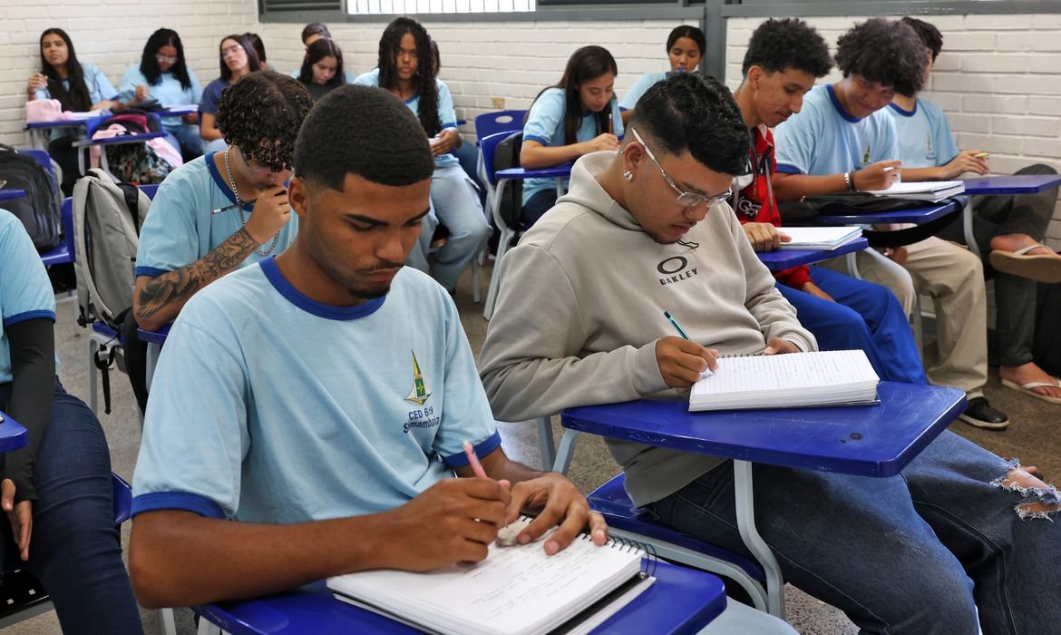 Estudantes nascidos em setembro e outubro recebem parcela de R$ 200 do Pé-de-Meia