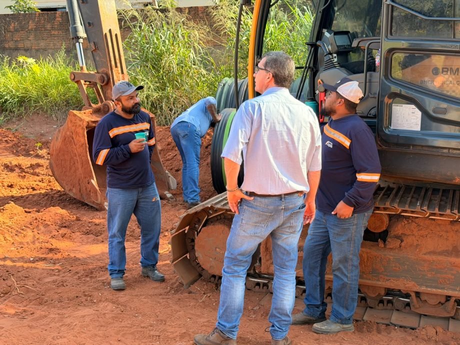 Dr. Cassiano Maia vistoria obras de pavimentação e drenagem no Jardim Brasília