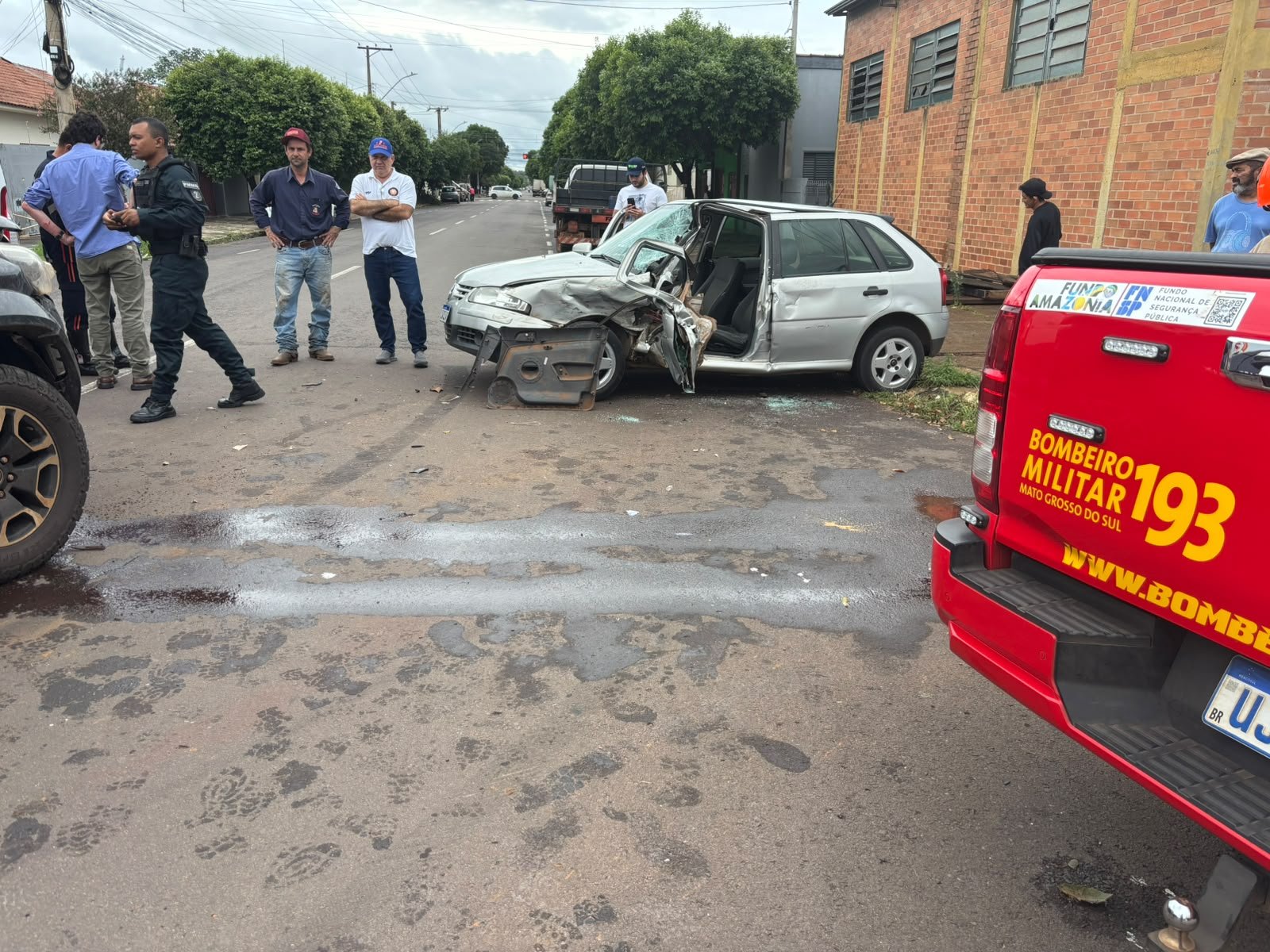 Colisão entre caminhonete e carro deixa mãe presa às ferragens no centro
