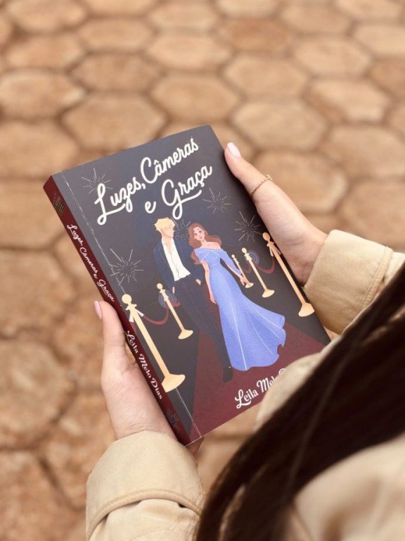 Leila Melo Dias lança o romance cristão Luzes Câmeras e Graça