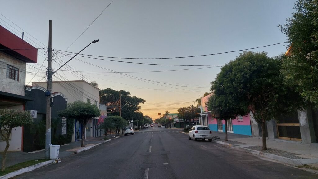 Calor persiste em Três Lagoas no domingo, mas com alerta de tempestades