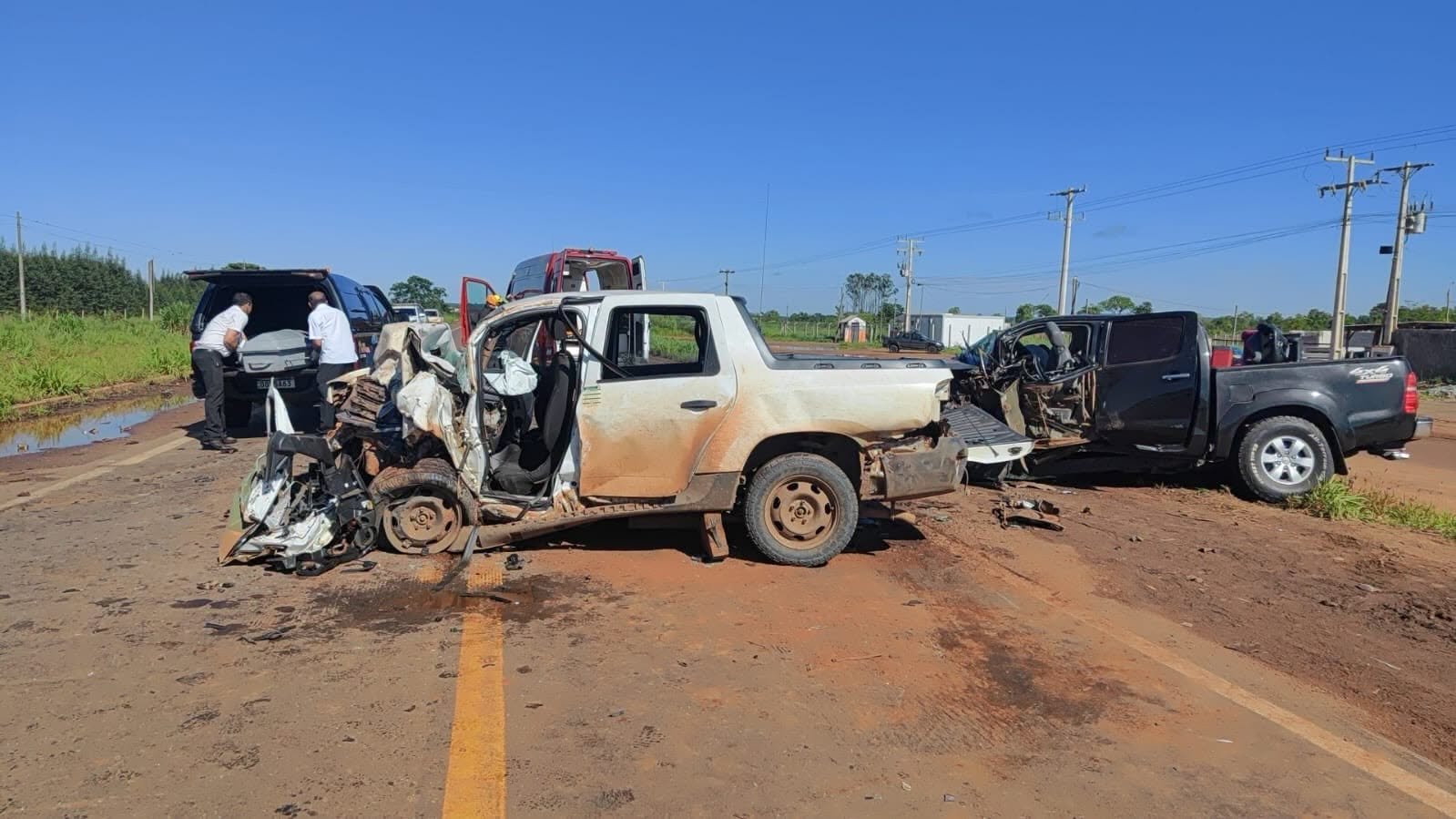 Duas mortes em colisão entre picape e caminhonete na BR 262