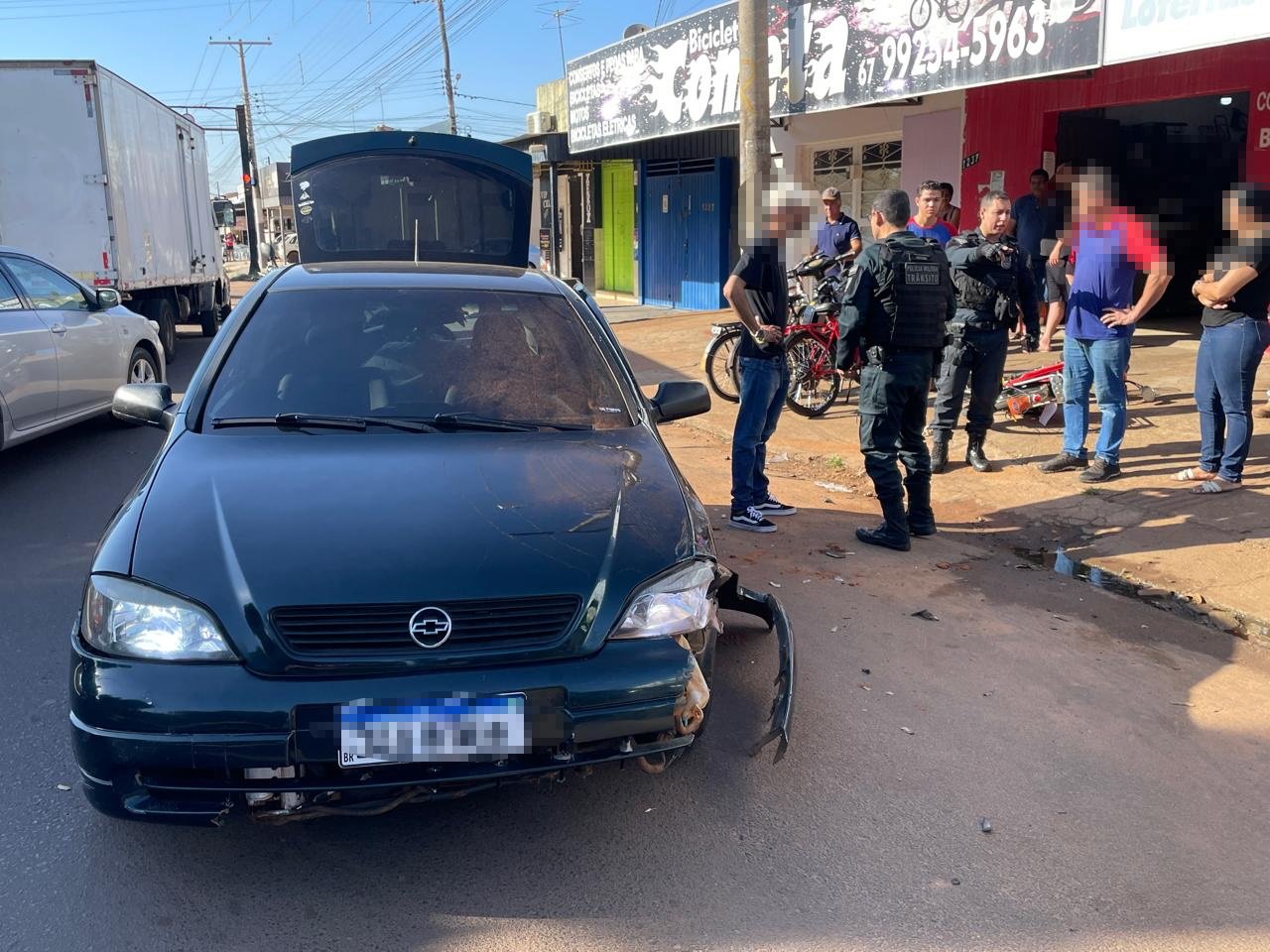 VÍDEO: Carro sem controle atinge veículo e bicicletas depois que volante travou